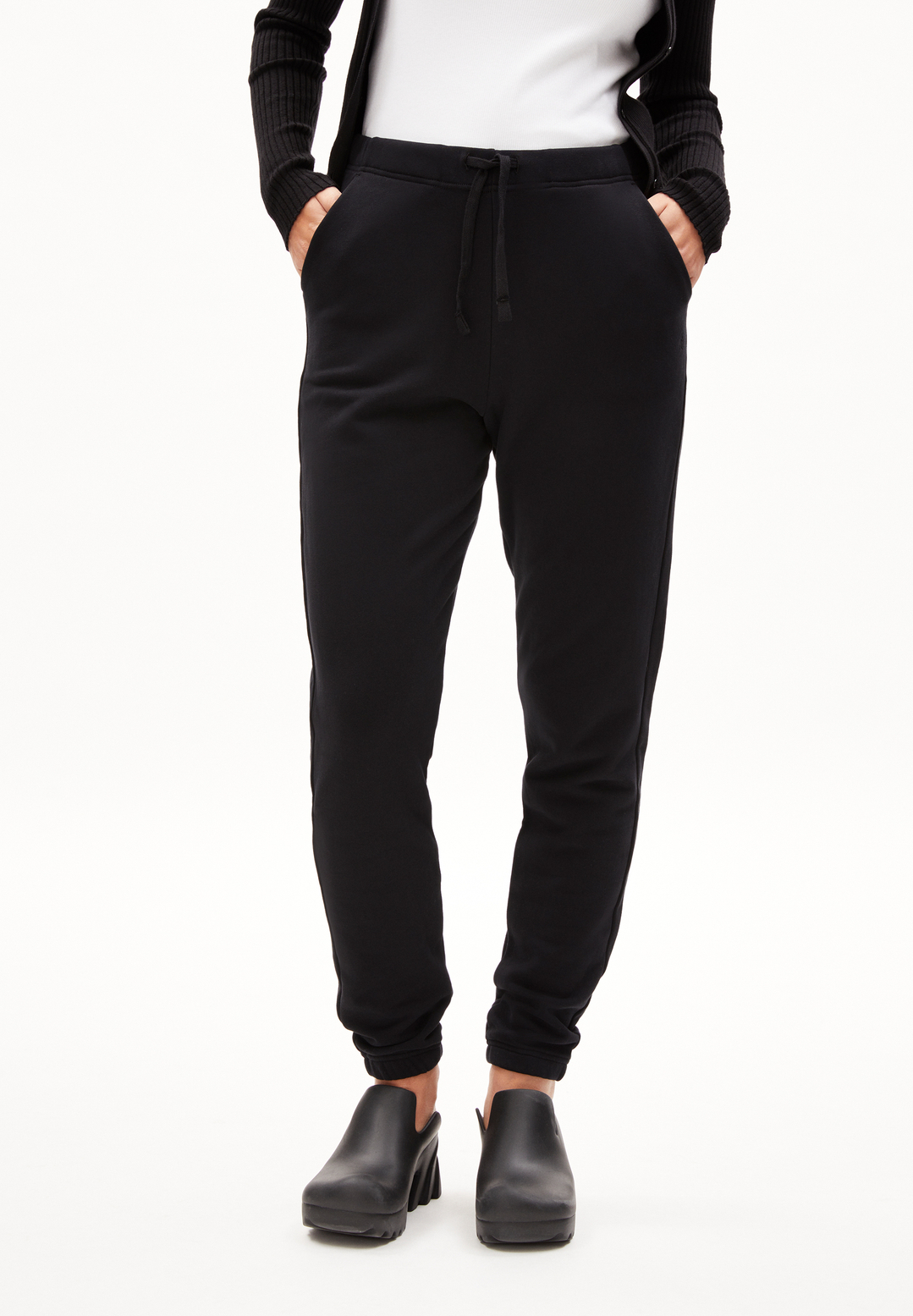 Sweats IVAA in black by ARMEDANGELS