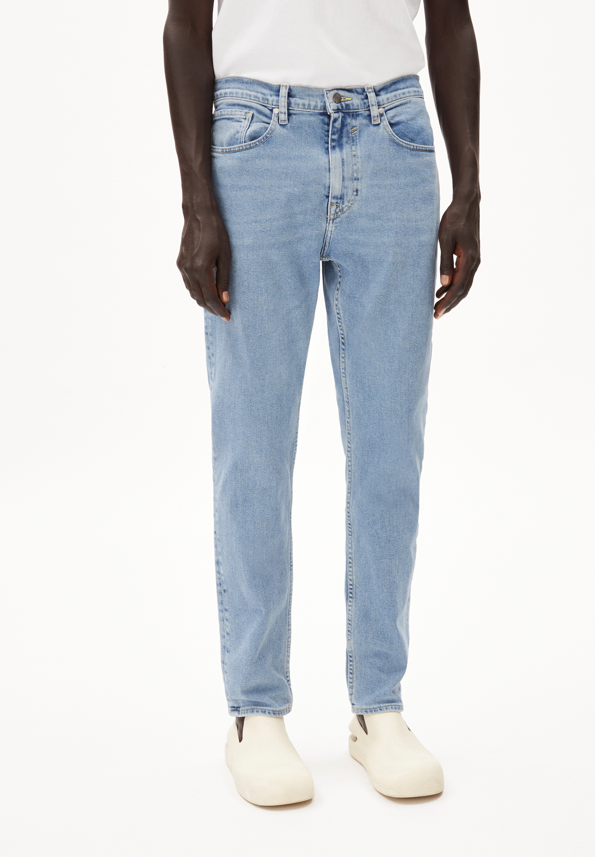 AARJO TARPA Denim coupe tapered en mélange de coton bio