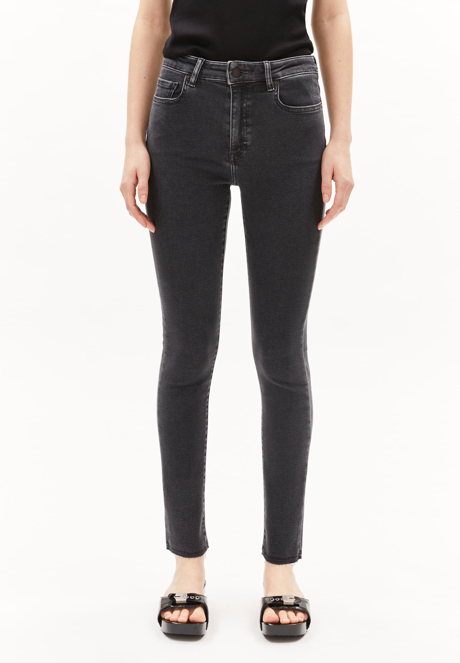 TILLAA X RÅ HEM - Frauen Skinny Fit Jeans - schwarz